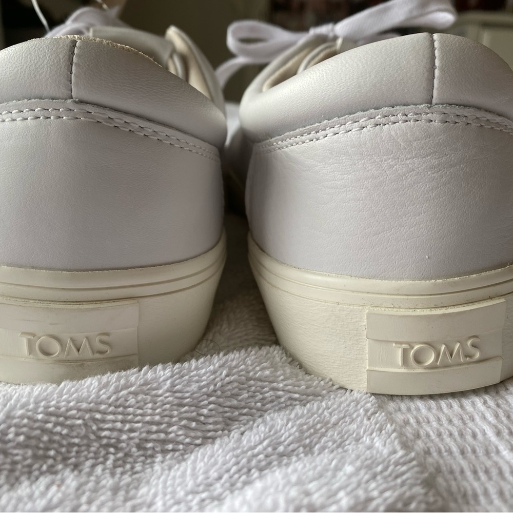 TOMS - Picture 2 of 3